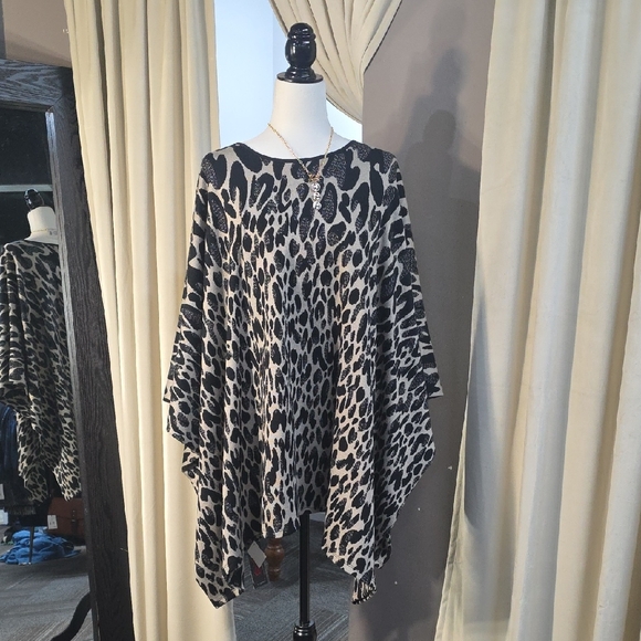 Chic Leopard Print Poncho - Picture 1 of 1